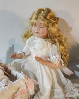 זוג בובות פורצלן,BABYSITTING MY SISTER,שומרת אחותי-אזל